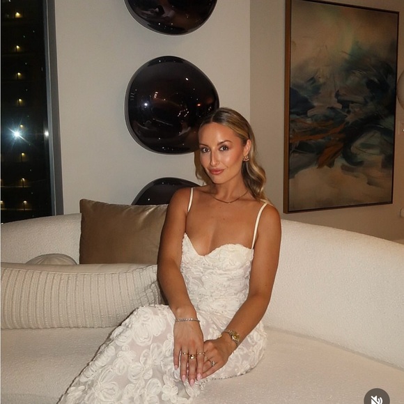 Elegant Cream Lace Gown - Picture 4 of 5